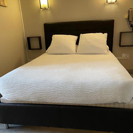 Logis Hotel Le Clement V Roquemaure  Ngoại thất bức ảnh