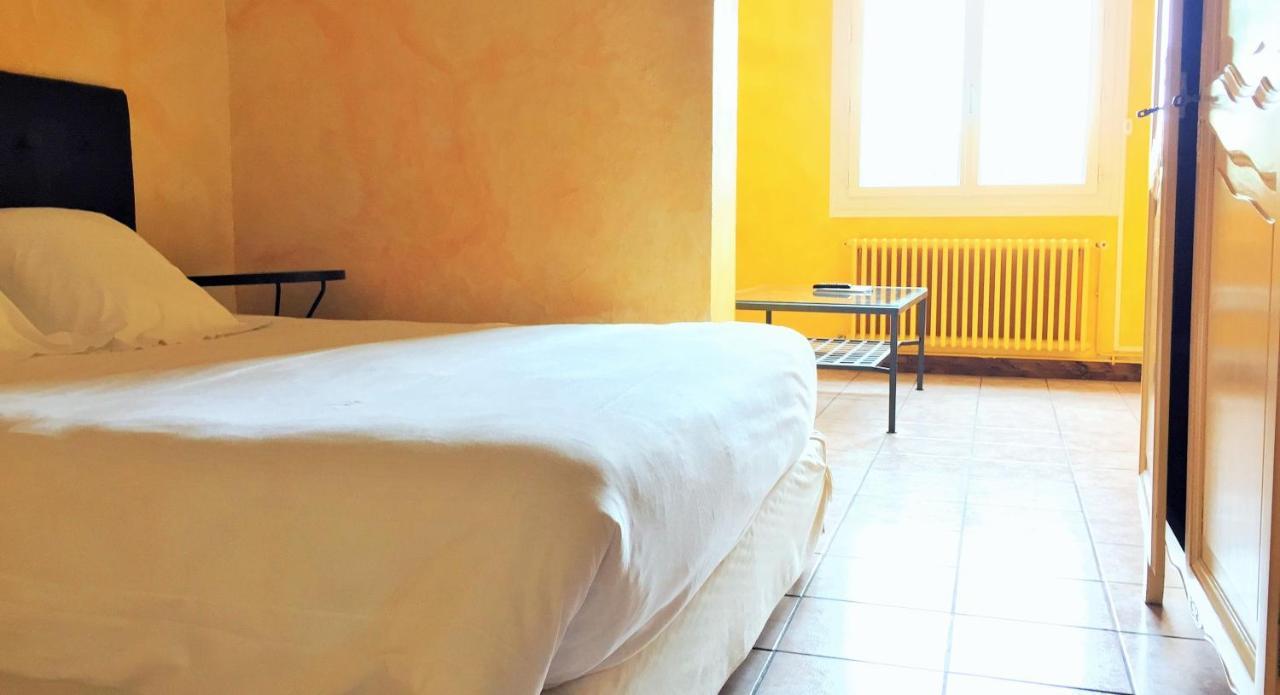 Logis Hotel Le Clement V Roquemaure  Ngoại thất bức ảnh