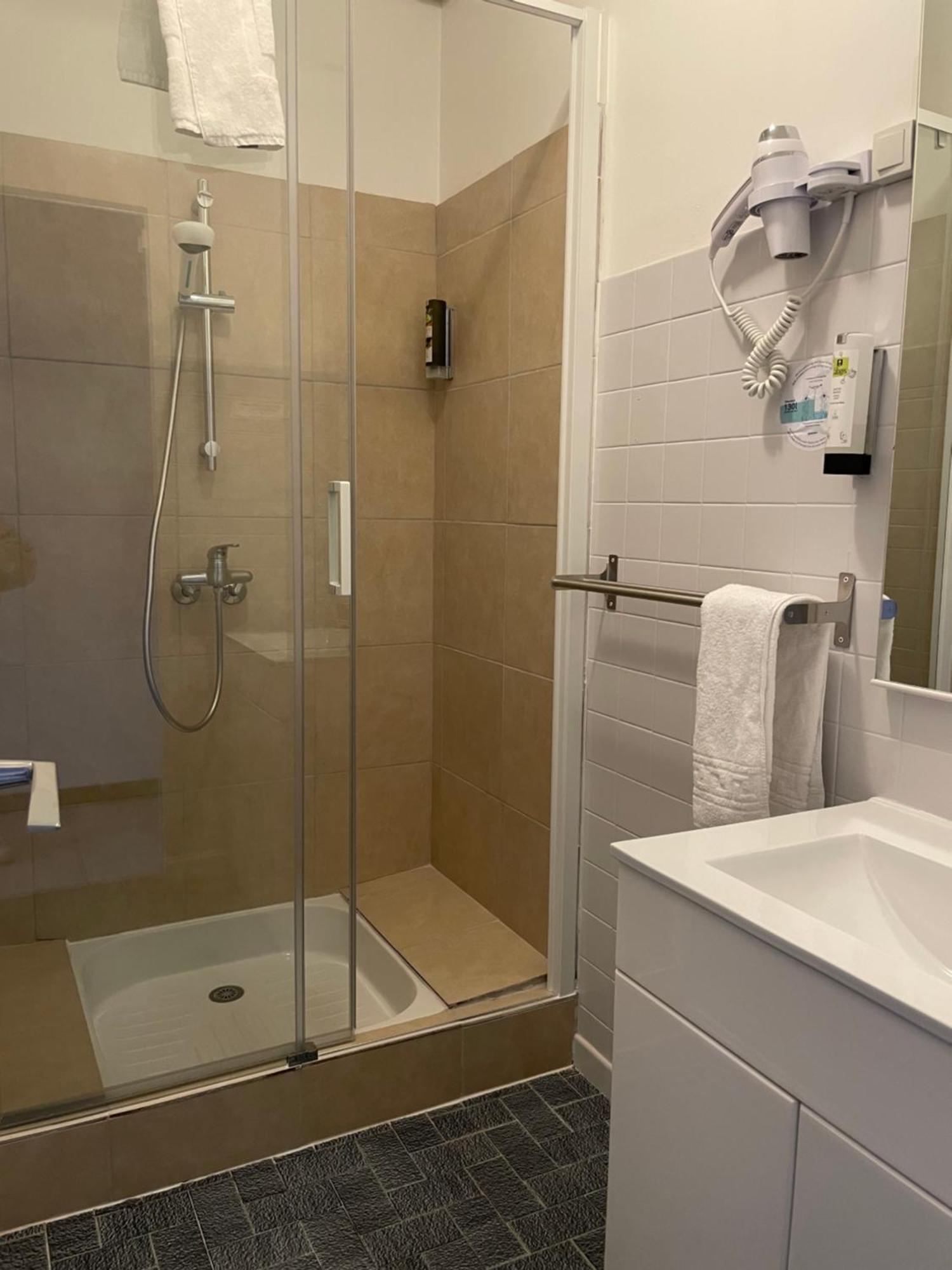 Logis Hotel Le Clement V Roquemaure  Ngoại thất bức ảnh