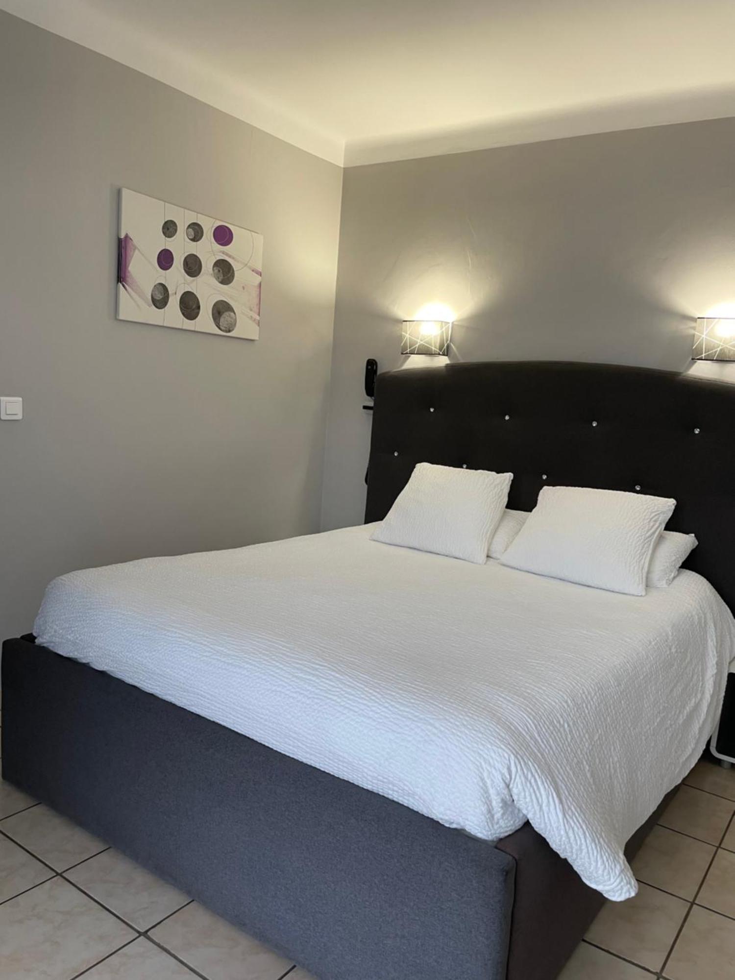 Logis Hotel Le Clement V Roquemaure  Ngoại thất bức ảnh