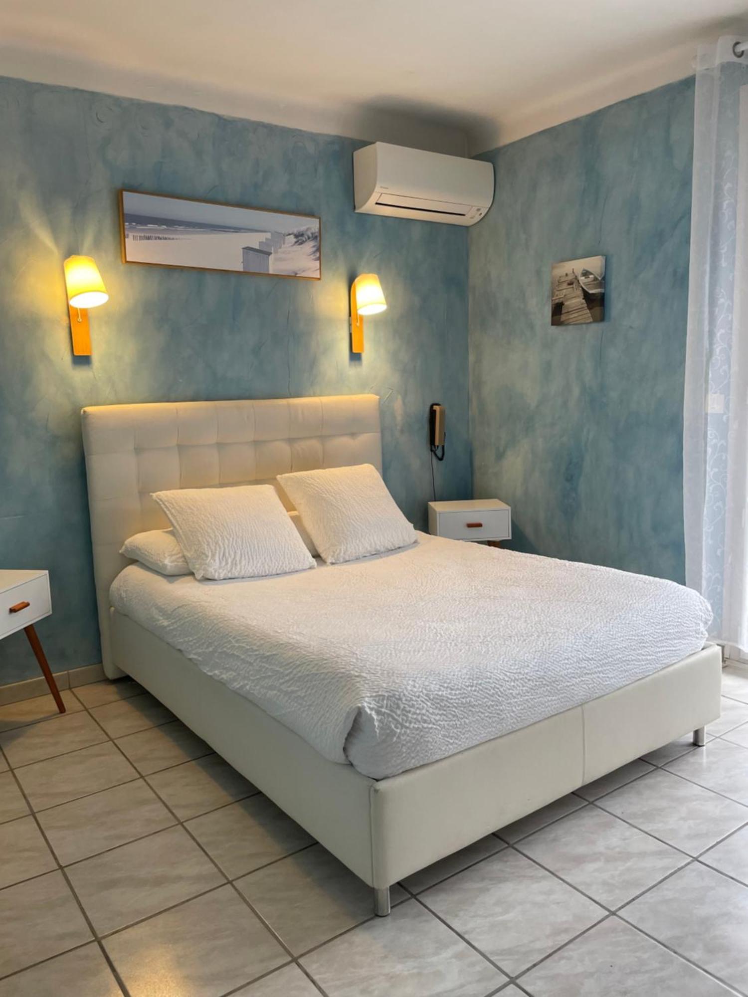 Logis Hotel Le Clement V Roquemaure  Ngoại thất bức ảnh