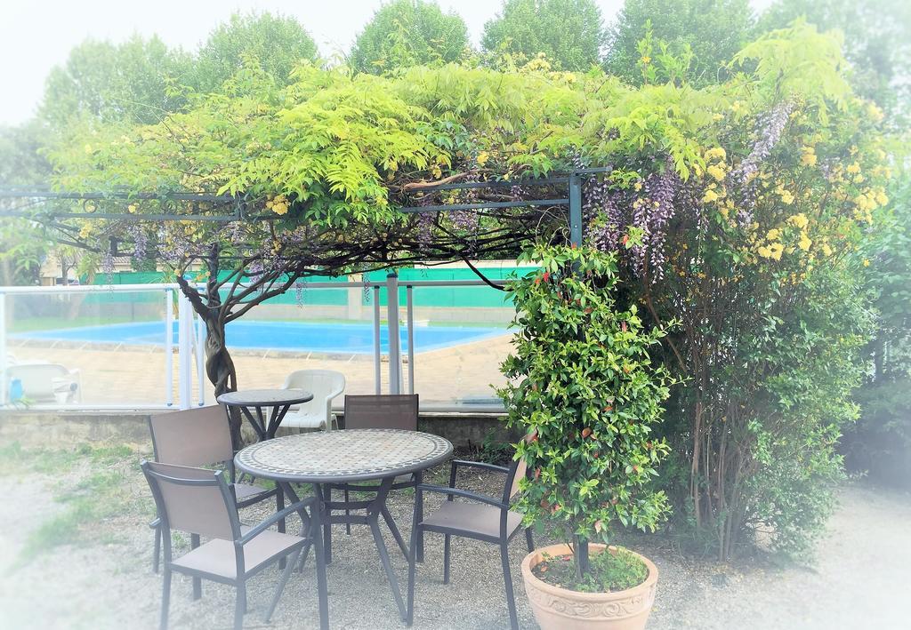Logis Hotel Le Clement V Roquemaure  Ngoại thất bức ảnh