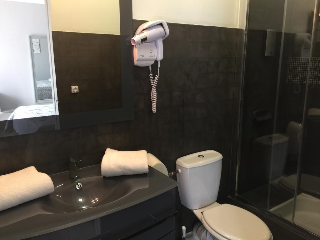 Logis Hotel Le Clement V Roquemaure  Ngoại thất bức ảnh