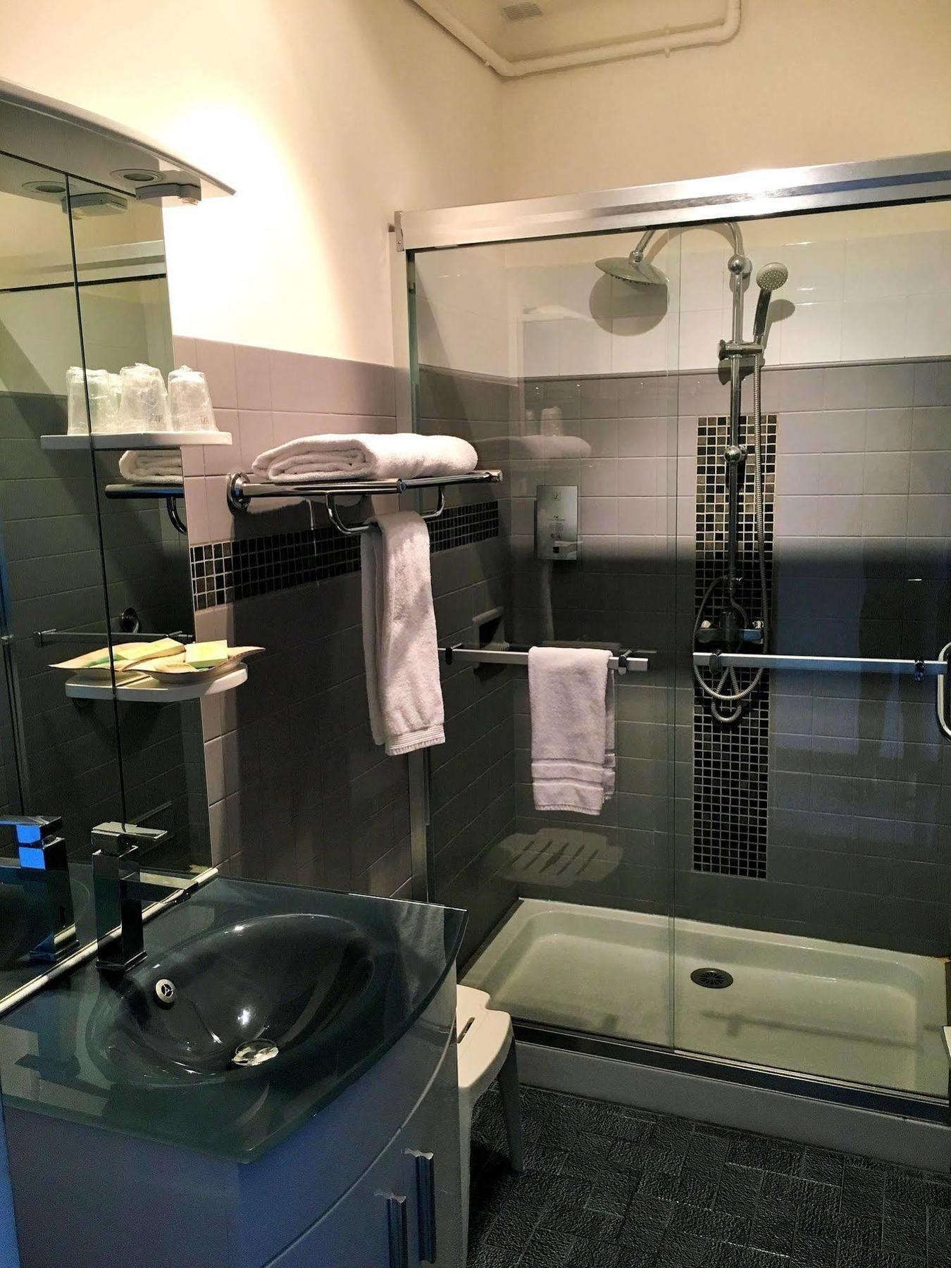 Logis Hotel Le Clement V Roquemaure  Ngoại thất bức ảnh