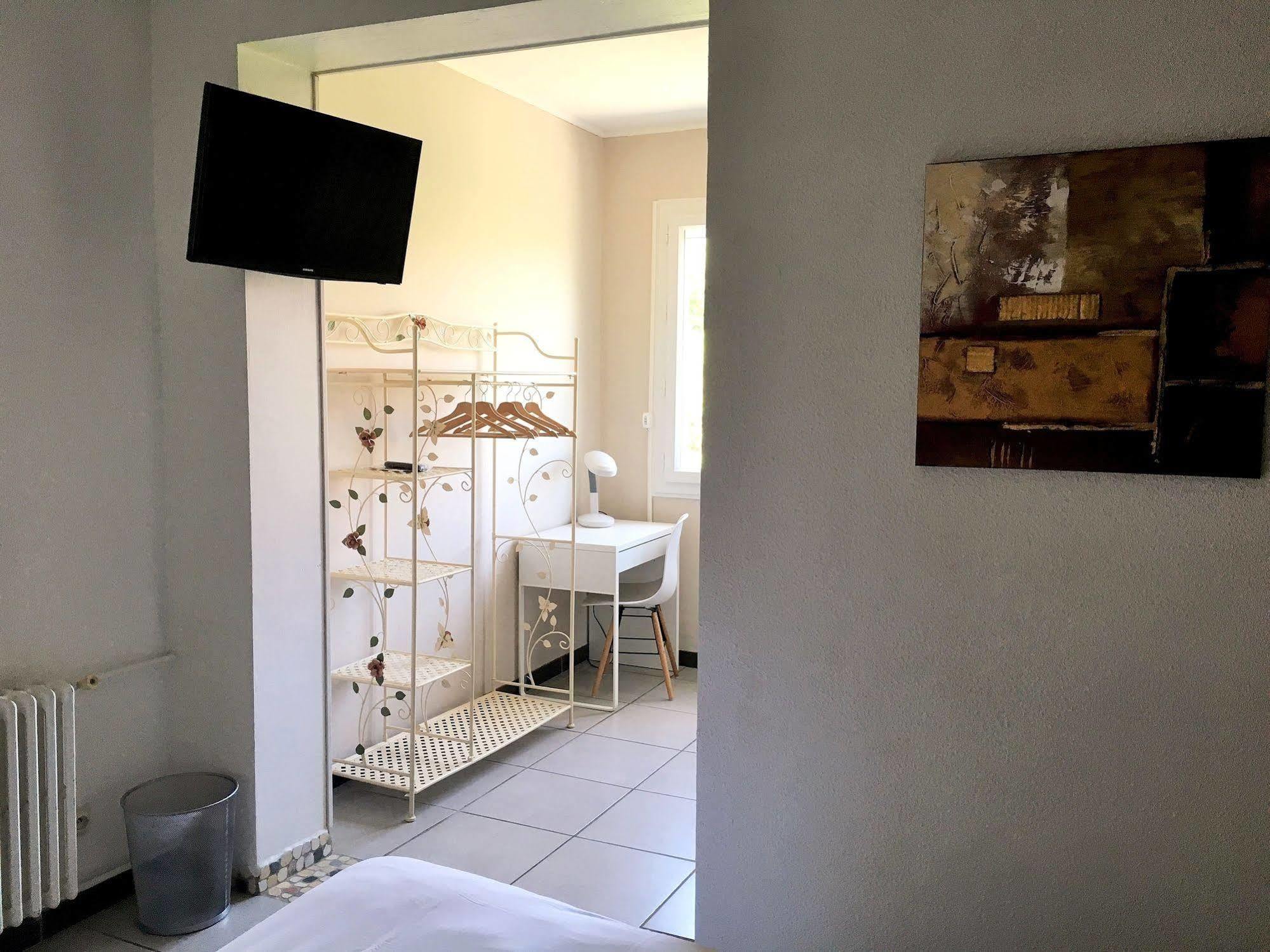 Logis Hotel Le Clement V Roquemaure  Ngoại thất bức ảnh