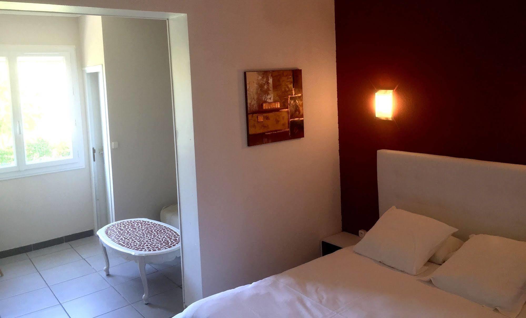 Logis Hotel Le Clement V Roquemaure  Ngoại thất bức ảnh