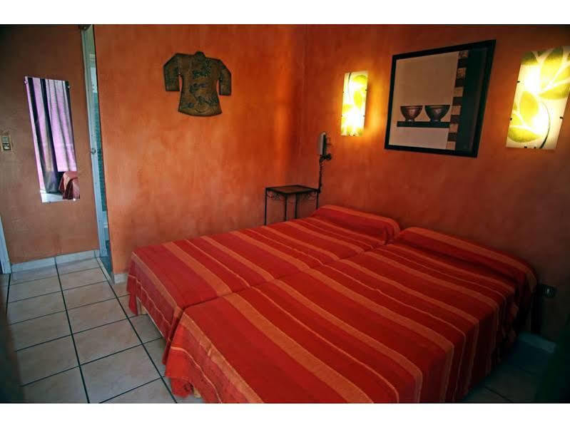 Logis Hotel Le Clement V Roquemaure  Ngoại thất bức ảnh